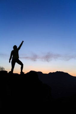 Başarı siluet dağlar gün batımı tırmanma kadın