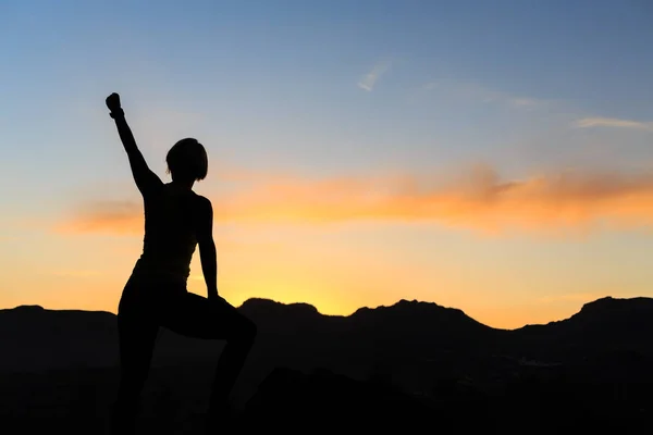 Kobieta wspinaczka sukces sylwetka w górach zachód słońca — Zdjęcie stockowe