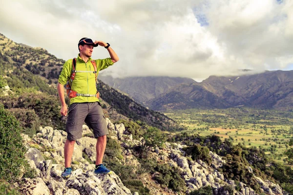 Güzel ilham verici manzaraya bakan adam hiking — Stok fotoğraf