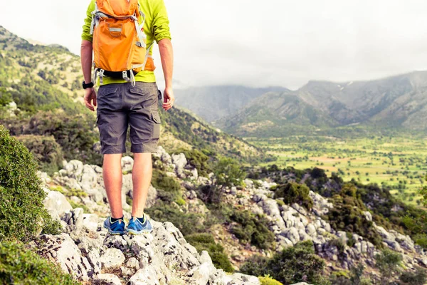 Senderismo hombre mirando hermosas montañas — Foto de Stock