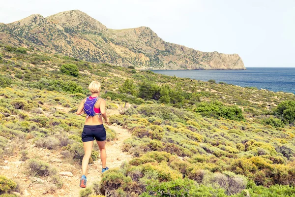 Trilha mulher feliz correndo em belas montanhas — Fotografia de Stock
