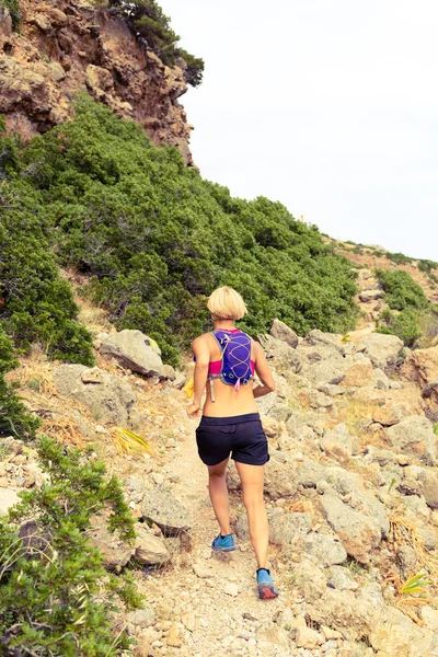 Ευτυχισμένη γυναίκα trail running μέσα όμορφα βουνά — Φωτογραφία Αρχείου