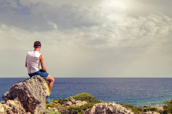 男人看着美丽的海景，放松 — 图库照片