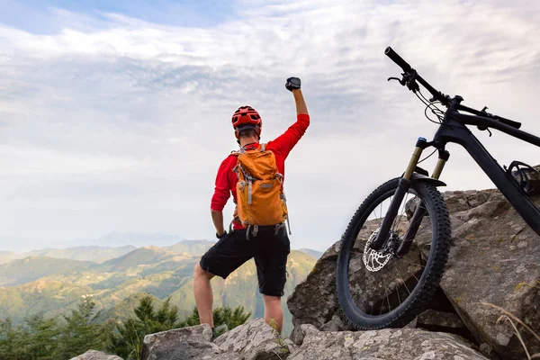 Mountain biker succes, kijken naar Bergen weergave — Stockfoto