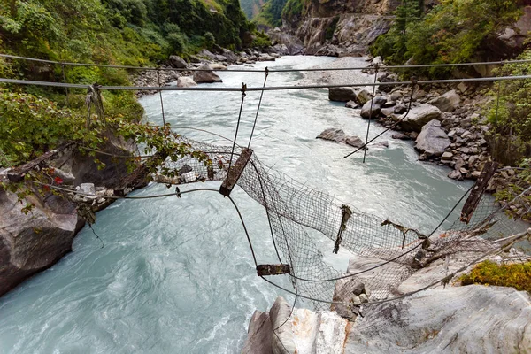 Ponte de suspensão quebrada no Himalaia Nepal — Fotografia de Stock