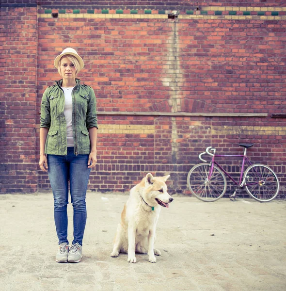 Hipster vrouw met vintage racefiets in stad — Stockfoto