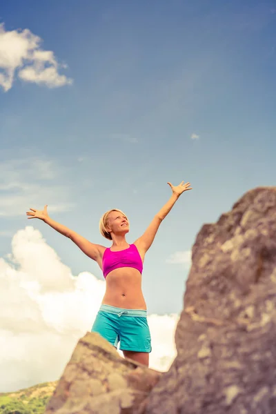 Hiking woman celebrating inspirational mountains landscape — Stock Photo, Image