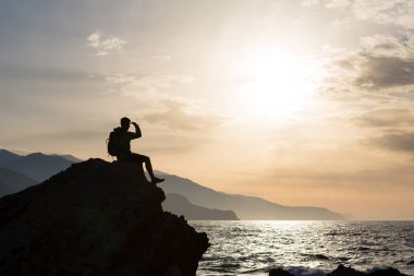 Siluet backpacker, okyanusa bakan adam hiking