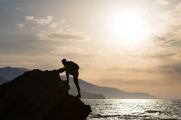 Climbing hiking silhouette in mountains and ocean — Stock Photo, Image