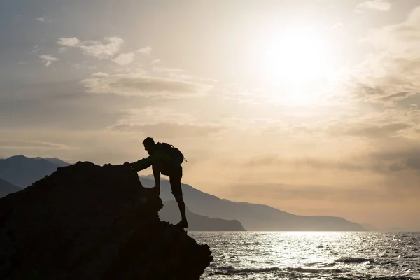 Klettern Wandersilhouette in Bergen und Meer — Stockfoto