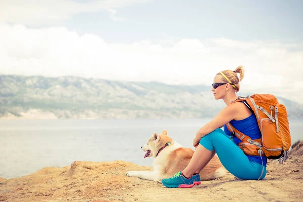 Randonnée pédestre femme avec chien sur le sentier balnéaire — Photo