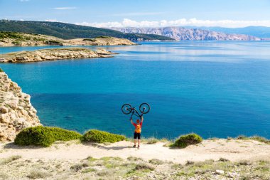 Deniz ilham verici manzaraya kutluyor Mountainbiker