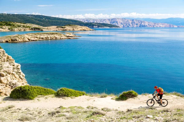 夏夕日森の中で自転車に乗って山のバイカー — ストック写真