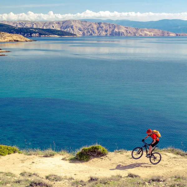海辺の自転車道で自転車に乗る山 — ストック写真