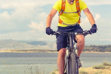 Deniz kenarındaki bisiklet sürme Mountainbiker