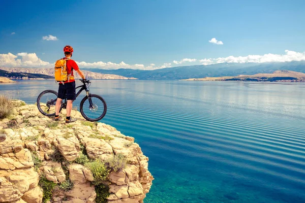 Mountain biker olhando para a vista e andar de bicicleta — Fotografia de Stock