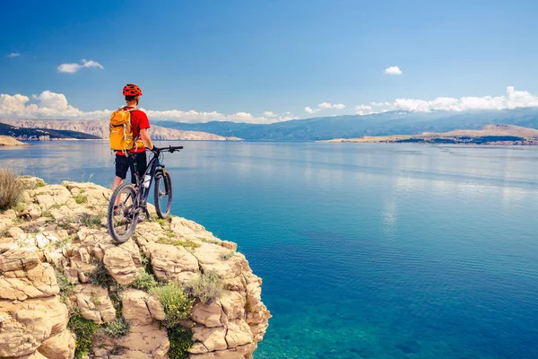Mountain biker olhando para a vista e andar de bicicleta — Fotografia de Stock