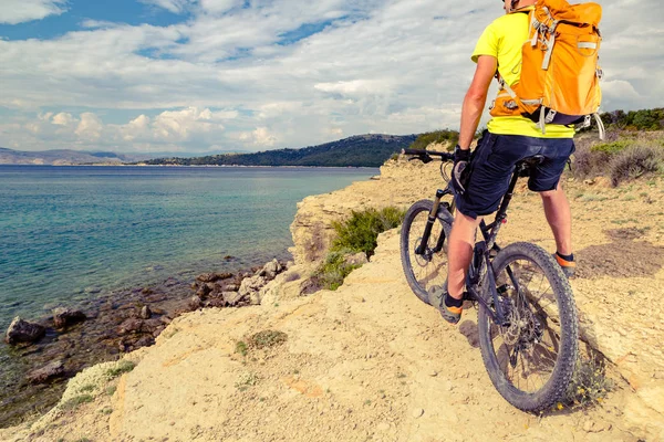 ビューを見ていると、自転車に乗って、山のバイカー — ストック写真