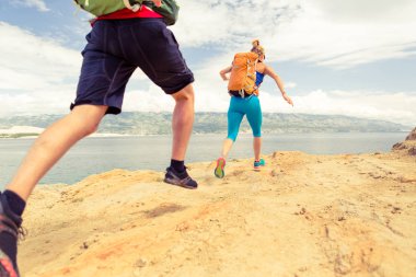 Seaside adlı rocku iz sırt çantaları ile çalışan çift koşucu