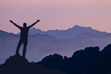 Başarılı yürüyüş ya da dağlarda siluet tırmanma