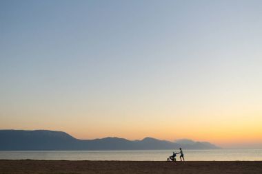Anne ile annelik günbatımında zevk gezinmek silüeti