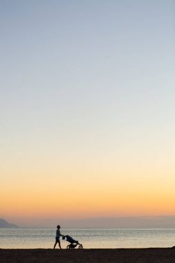 Anne ile annelik günbatımında zevk gezinmek silüeti