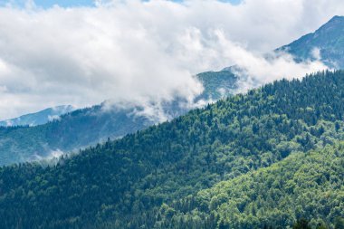 İlham verici dağ manzarası, yaz Tatras bulutlu gün
