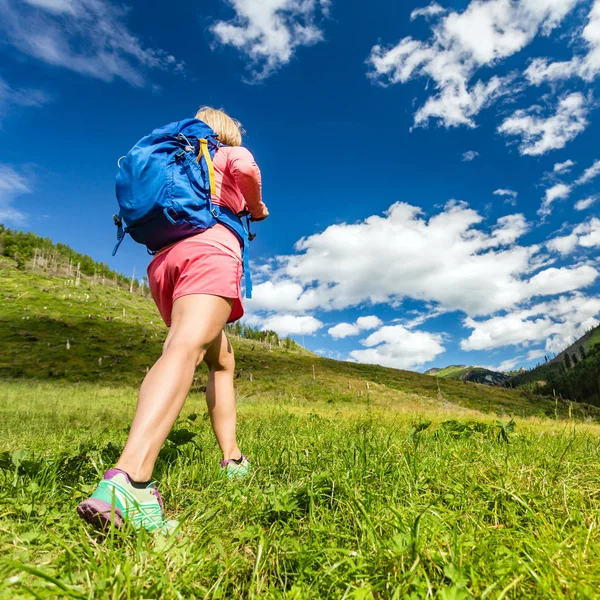 Žena, Turistika v horách, dobrodružství a cestování — Stock fotografie