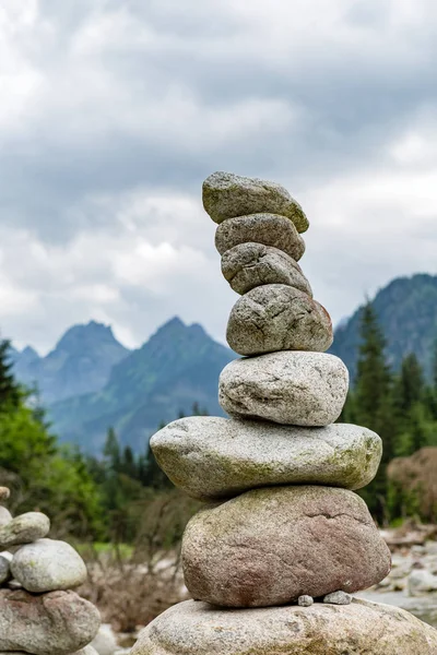 Stones balance, inspiring stability concept on rocks in mountain — Stock Photo, Image