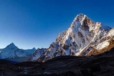 Himalaya dağ zirveleri Cho La üzerinden geçmek, ilham verici sonbahar L