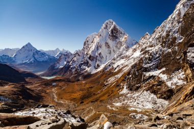 Himalaya dağ zirveleri Cho La üzerinden geçmek, ilham verici sonbahar L