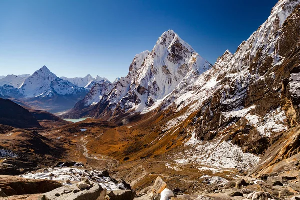 Picos de montanhas do Himalaia de Cho La passar, inspirador Outono L — Fotografia de Stock