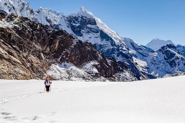 Hiking Woman Crossing Cho La Pass in Himalaya Mountain s, Nepal — Stock Photo, Image