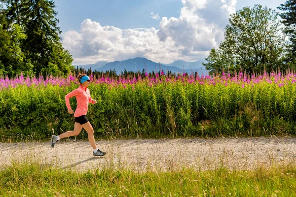 Chemin de randonnée femme sur route de campagne en montagne, journée d'été — Photo