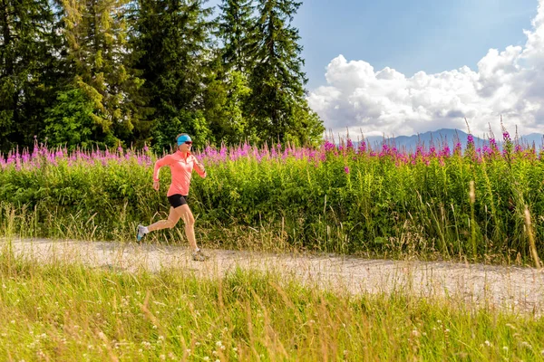 Trilha atleta mulher correndo em montanhas, esporte e fitness — Fotografia de Stock
