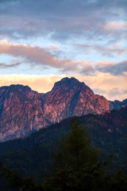 Giewont Mountain, dağlar manzarada ilham verici yaz Tatras