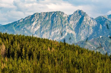 Giewont Mountain, dağlar manzarada ilham verici yaz Tatras