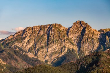 Giewont Mountain, dağlar manzarada ilham verici yaz Tatras