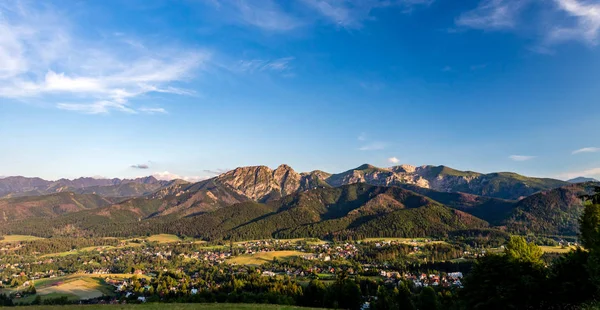 Dağlar manzara Panorama, güzel yaz günü içinde ilham verici. — Stok fotoğraf