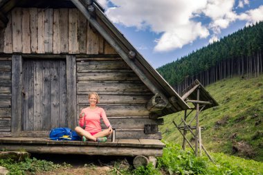 İçme ve ilham verici dağ manzarası içinde kamp kadın