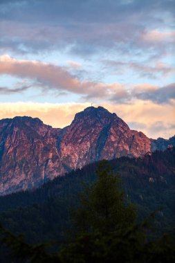 Giewont Mountain, dağlar manzarada ilham verici yaz Tatras