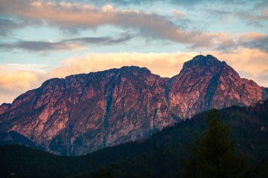 Giewont Mountain, dağlar manzarada ilham verici yaz Tatras