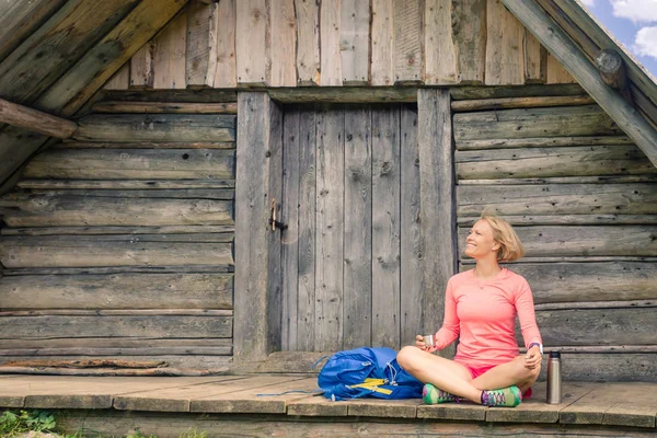 Mujer bebiendo y acampando en inspirador paisaje de montaña —  Fotos de Stock