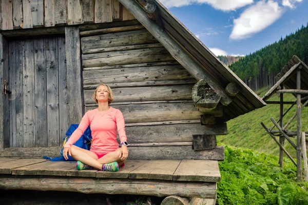 Rahatlatıcı ve ilham verici dağ manzarası içinde kamp kadın — Stok fotoğraf