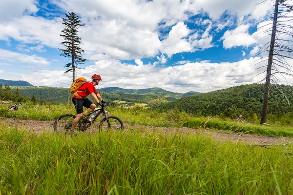 Montanha homem de bicicleta montando em bosques e montanhas — Fotografia de Stock