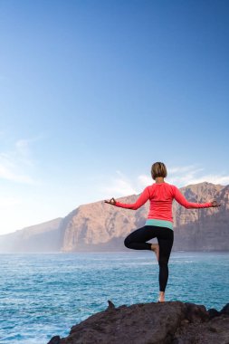 Kadın meditasyon Yoga vrksasana ağaç poz