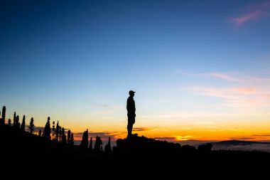 Kutluyor günbatımı dağlar görünümünde bakıyorsun adam