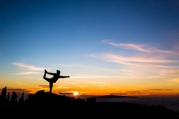 Mujer meditando en pose de bailarina de yoga, paisaje inspirador — Foto de Stock