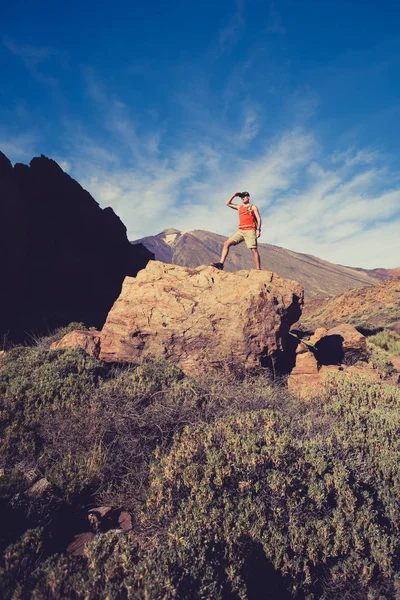 Mann feiert inspirierenden Bergblick — Stockfoto