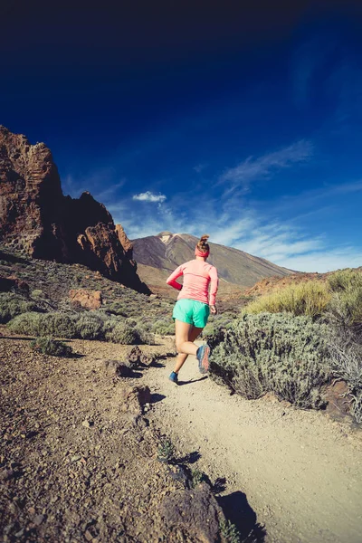 Trilha running girl em montanhas, inspiração e motivação — Fotografia de Stock